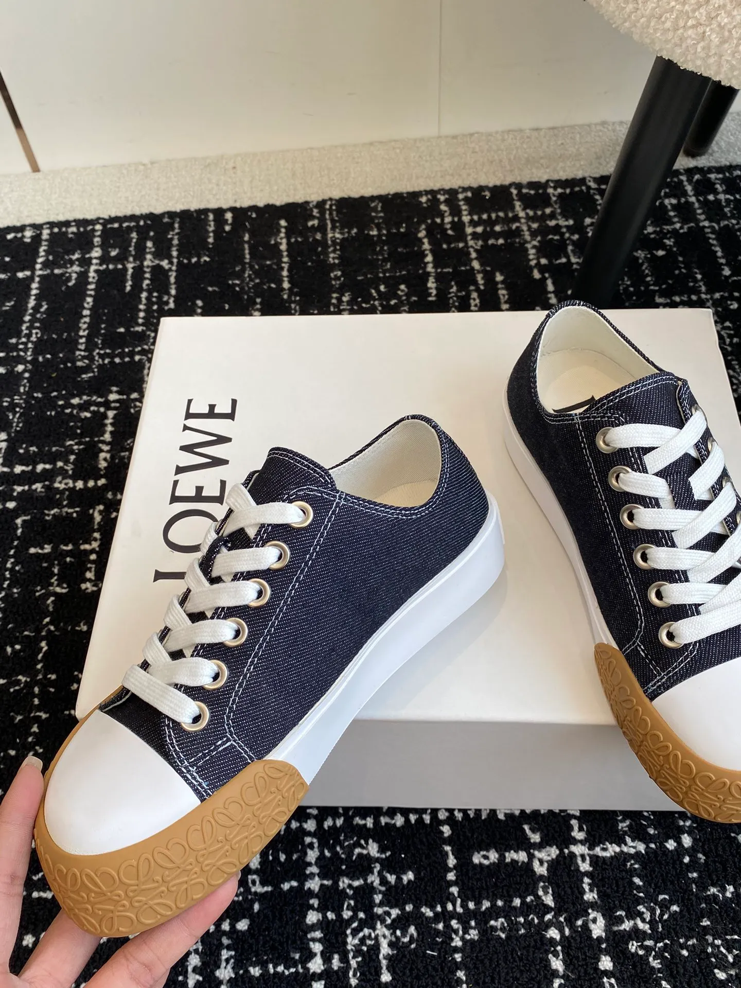 👟👟Ex-factory price 560👟👟 LOEWE 24ss new autumn and winter Terra Vulca lace-up sports shoes, large-toe vulcanized shoes, with vulcanized rubber soles and asymmetrical thick toes, wide last style, decorated with LOEWE logo label on the quarter *Anagram embossed outsole and upper high ZP customization, original material, imported canvas, outsole: ZP mold custom vulcanized outsole Insole: ZP customized insole Size: #35-41 (40 41 customized, non-returnable)